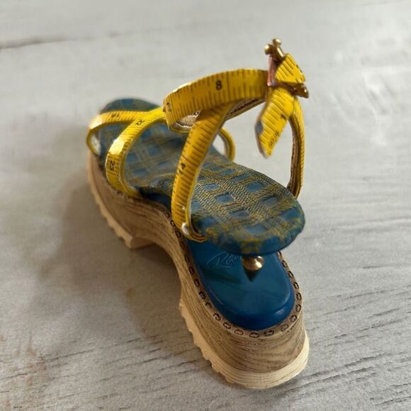 Just The Right Shoe - Picture 2 of 4